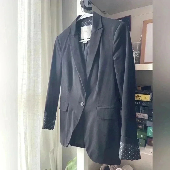 Basic Black Fitted Blazer - Picture 1 of 3